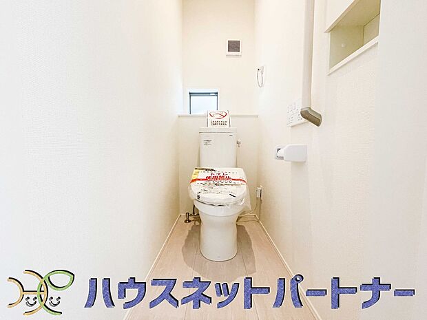 快適な生活を送るための必須アイテムとなった洗浄機能付トイレ。おしり洗浄、ビデ洗浄、暖房便座の3つの機能を標準装備しています