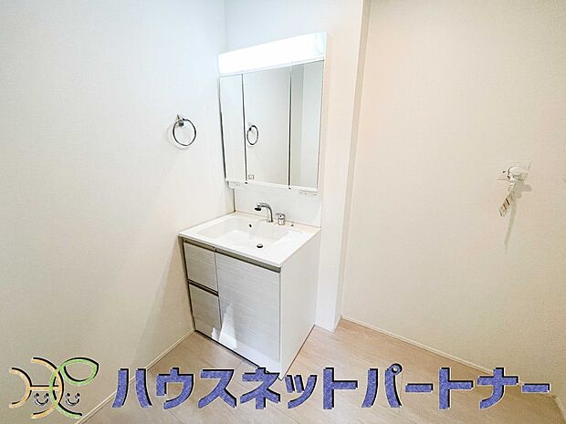 ミラーを手前に引けば、楽な姿勢で髭剃りやメイクができます。合わせ鏡にすればヘアスタイルのチェックもラクラク。洗面化粧台のミラー裏にはたっぷり入る収納スペースを設けています。