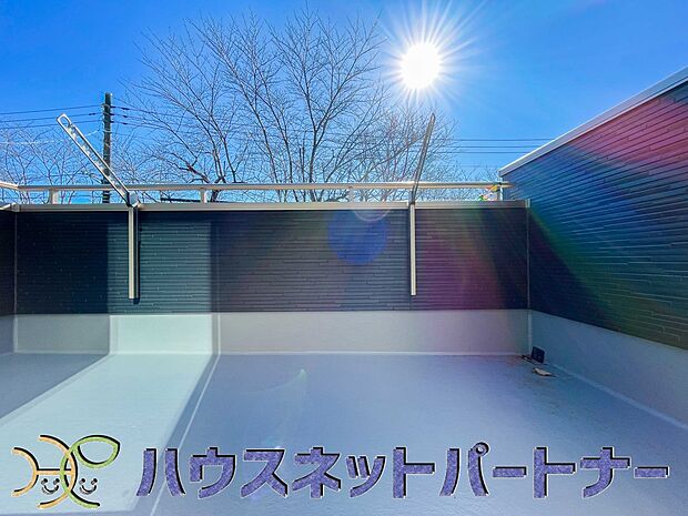 南向きバルコニーから明るい陽射しと爽やかな風がお部屋へと流れ込む、心地よい空間です。2部屋続きなのでお布団も沢山干せますね。