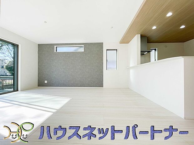 通風・採光に優れ、心地よい光と風が溢れています。 贅沢で豊かな居住性と、プライドを満たすクオリティが見事に調和した住空間。新築ならではの快適なひとときをご体感頂ける筈です。