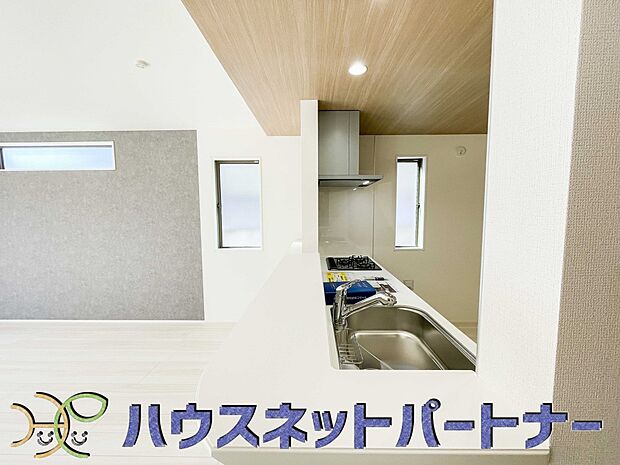 忙しい朝でも家族揃って食事をして頂ける、ゆとりある大きさのダイニングスペース。奥様の手料理をカウンター越しに受けとって頂き、テーブルで囲む素敵な時間を存分にお愉しみ下さい。