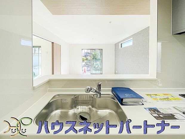 人工大理石のワークトップやシンクは、水を流しただけできれいになったように見えます。白いキッチンは明るく清潔感があり、とっても素敵です。