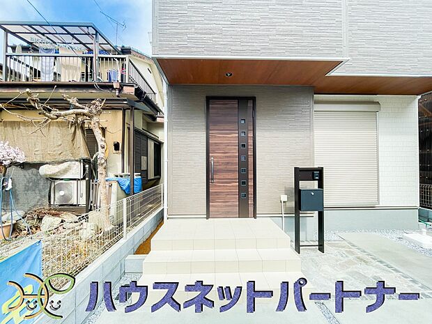 上質感漂う玄関へのアプローチ。居住者の帰り、訪れる方を優しく迎える・安らぎに満ちた生活空間を予感させる。健やかな暮らしを楽しめそう。
