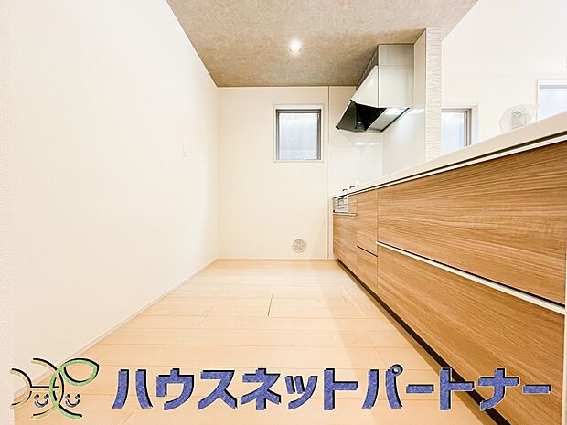 明るい自然光が入る作業スペースを多くとったキッチン採用。夫婦揃ってキッチンに立っても調理がしやすく、家事をしながら会話も弾みます。食器類もすっきりと片付く収納力。