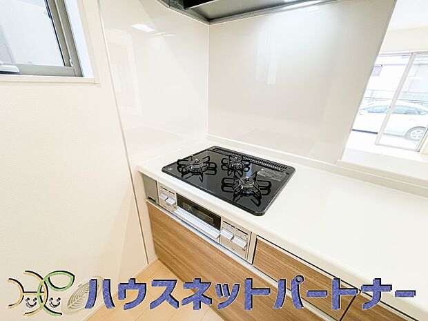 三口コンロで料理の幅を拡げてくれる使いやすいシステムキッチンを採用。洗い場も大きいので野菜や食器を洗ったりする際にも捗り、奥様の強い味方となってくれるはずです。