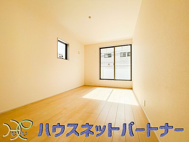 ベッドを置いて主寝室をイメージ。それでも広々してますね。