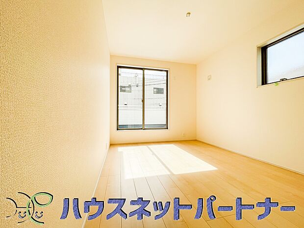 日差しが差し込む明るいお部屋。朝は太陽の光を浴びて一日の始まりです。