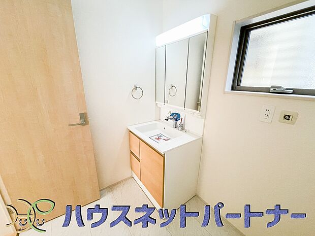 十分な大きさの洗面台は、身だしなみチェックや歯磨きなど、朝の慌ただしい時間でもホテルライクなスペースで余裕とゆとりを感じて頂けます。