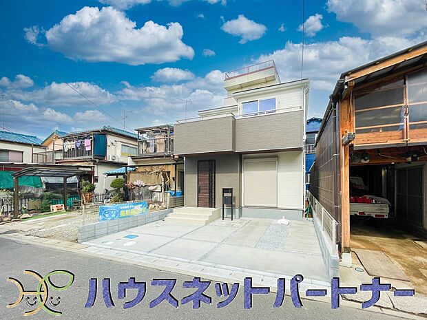 堂々たる趣ながら、主張し過ぎずどこか余裕を感じさせるシャープなフォルムで佇む邸宅は、晴天の空と照らし合わせる事で、本来あるべき完成形の姿を見せてくれます。