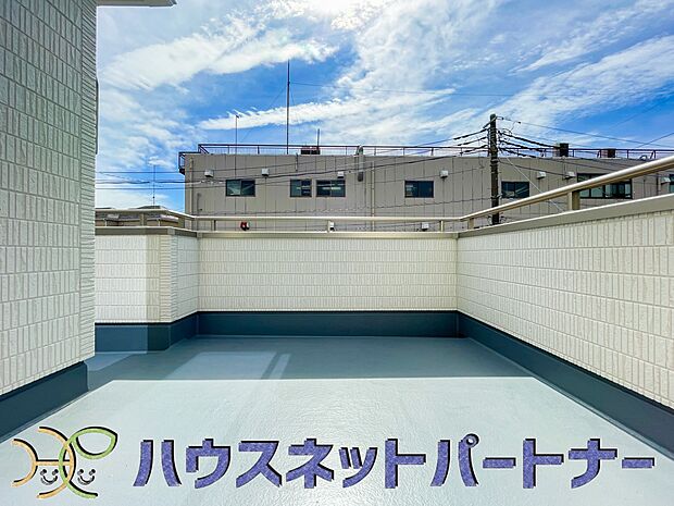 ワイドなバルコニーはお洗濯だけではもったいない。季節のお野菜を育てるのもいいですね。プランターを置いてハーブを育ててみてはいかがですか。