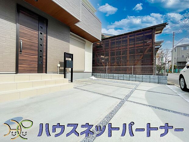 カースペース2台可。新築戸建てを購入する際、庭付きや駐車場2台付きは大変魅力的に映ります。駐車スペースが2台分あれば、夫婦それぞれ車をもっている場合や、親戚や友人などが車で来る際も安心です。