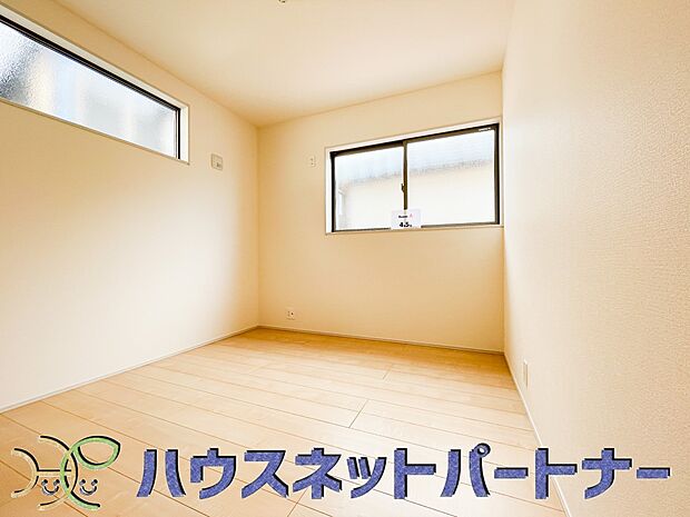 2面窓のある風通しの良いお部屋は心も体も元気にしてくれます。自分だけのお部屋作りを楽しんでみては。