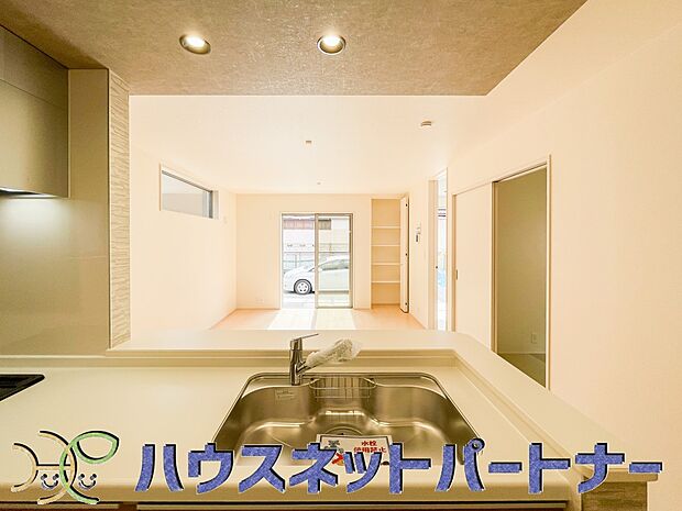 カウンターキッチンなら、リビングで遊ぶ子供の様子を見ながら料理ができるので安心です。料理を運んでもらったり、子供にお手伝いしてもらいやすいのもいいですね♪
