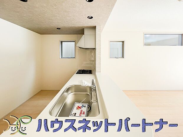 キッチン吊戸棚を無くす事によって、コミュニケーションを重視した設計に致しました。区画によって変わる一体感を、実際にご覧になって頂けましたらと思います。