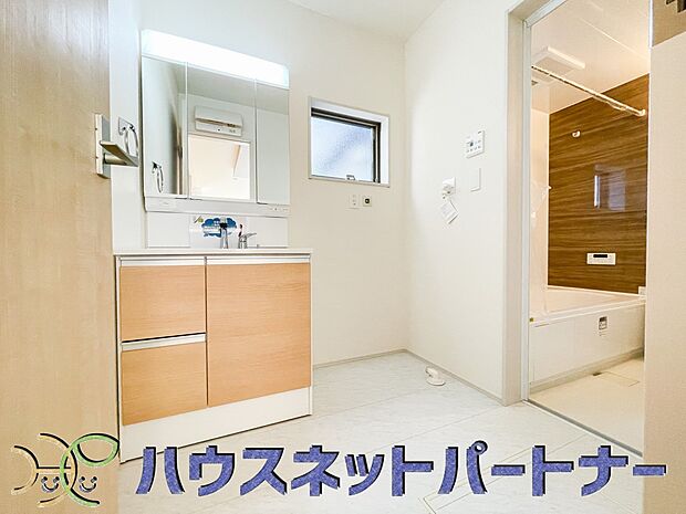 広い脱衣所、洗面台も大きなサイズを設置。建売では見ない広さと解放感。