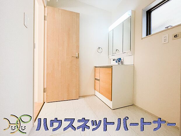 毎日使う洗濯機。しっかりと奥行きのある置き場が確保されています。