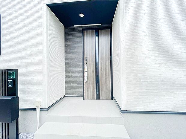 玄関はおうちの顔と言われます。玄関アプローチは、外観デザインの印象を左右します。ご家族の個性を出しながら、素敵な玄関でお客様をお迎えしてください。