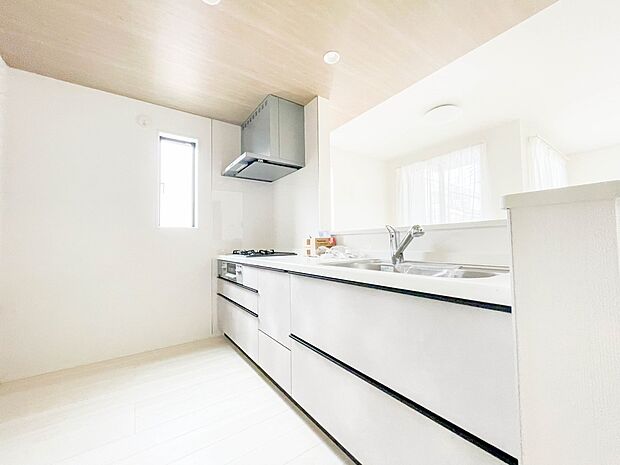 キッチン吊戸棚を無くす事によって、コミュニケーションを重視した設計に致しました。区画によって変わる一体感を、実際にご覧になって頂けましたらと思います。 