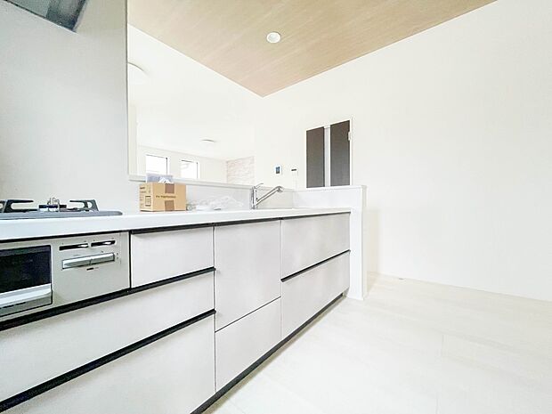 三口コンロで料理の幅を拡げてくれる使いやすいシステムキッチンを採用。洗い場も大きいので野菜や食器を洗ったりする際にも捗り、奥様の強い味方となってくれるはずです。