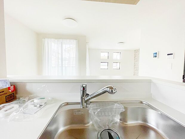 家族の様子を見ながらキッチンでお料理。一日の出来事を会話しながらの家事は嬉しいコミュニケーション。