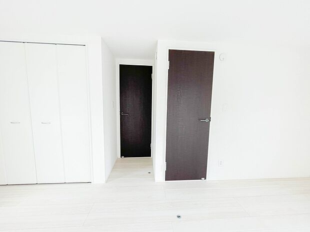 柔らかな日差しが入る洋室は落ち着いた雰囲気のお部屋です。ベッドを置いてゆったりと心も体も休まるお部屋へ。