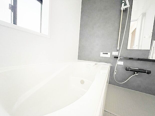 全身浴と半身浴ができる高い機能性と、満水容量を削減して水道・光熱費を節約しました。デザインとエコ性能を両立させた、これからのスタンダード浴槽です。