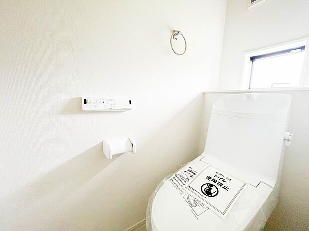 小窓を設置する事により明るく、通気性の良いトイレとなっております。中はゆとりのある大きさを確保しておりますので、ゆったりとお使い頂けます。 