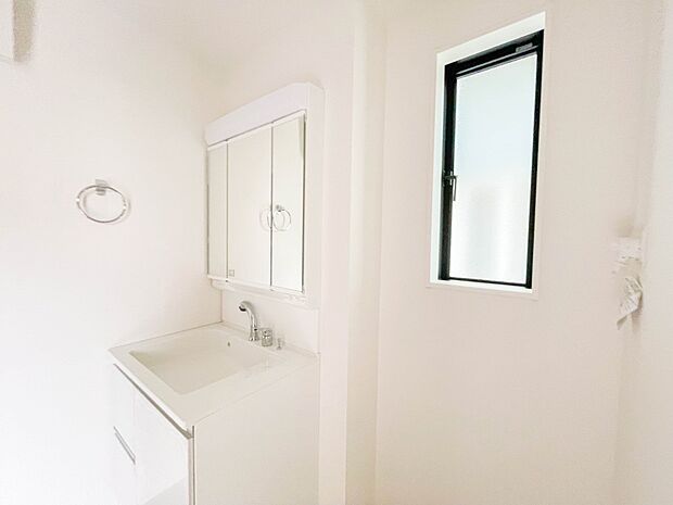 家の中でも特にプライベートスペースとなる洗面所は、洗濯場所と浴室を同じ空間でまとめております。小窓を設置しておりますので、熱気などが籠りやすい空間でちょっとした空気の入れ替えを。