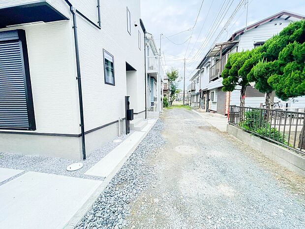 前面道路でお車を駐車するのも楽々。