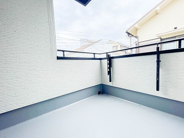 南バルコニーから差し込む陽光・通風は、住環境・快適性と共に有り続ける貴重な「財産」です。この新築戸建に住まう事で手に入れるものは、きっと日常にとっても貴重な存在となるはずです。