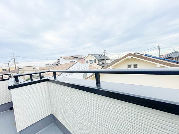 陽当たりの良いバルコニーは清清しい風を室内に送り込んでくれます。快適な生活を楽しめます。