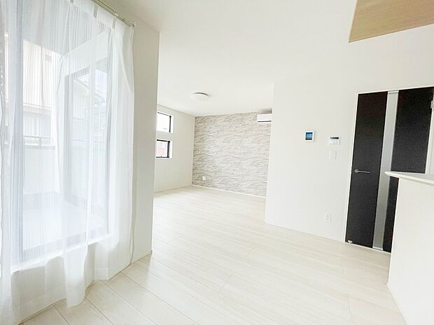 カウンターキッチンなら、リビングで遊ぶ子供の様子を見ながら料理ができるので安心です。料理を運んでもらったり、子供にお手伝いしてもらいやすいのもいいですね♪