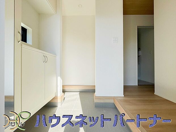 玄関の扉を開けると家族の待つお家。幸せを感じる瞬間です。