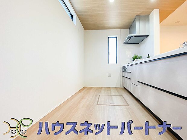 明るい自然光が入る作業スペースを多くとったキッチン採用。夫婦揃ってキッチンに立っても調理がしやすく、家事をしながら会話も弾みます。食器類もすっきりと片付く収納力。