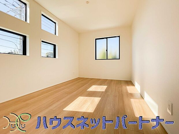 明るい窓のあるお部屋は子供部屋にぴったり。可愛い家具で素敵なお部屋に。