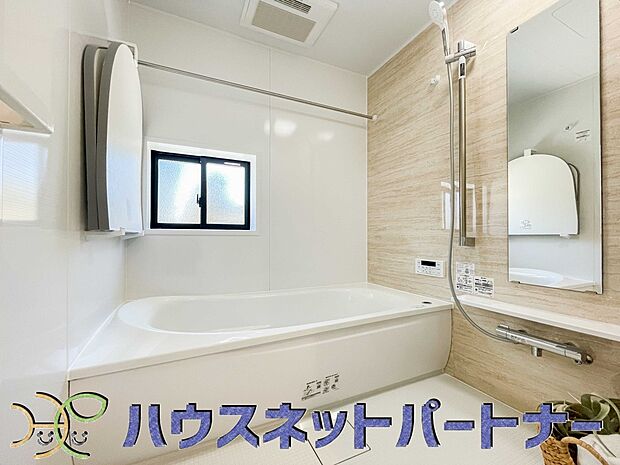 高級感溢れるカラーと大きさ・柔らかな曲線で構成された半身浴も楽しめるバスタブが心地よさをもたらします。