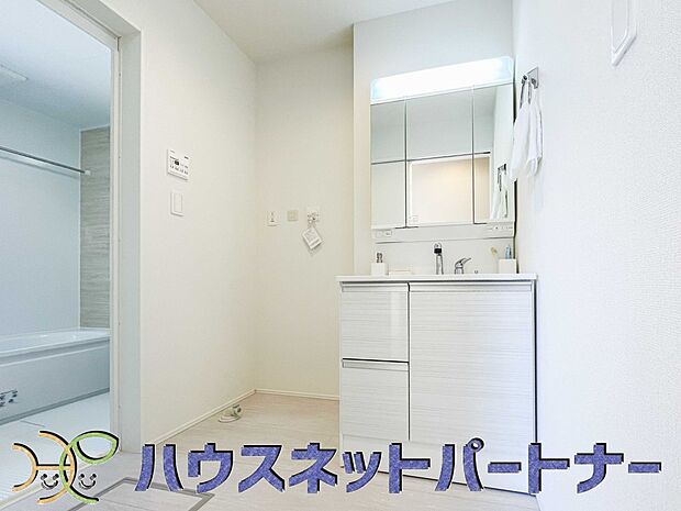 明るい清潔感のある洗面所は、鏡も大きくシンクが広々。朝の支度も楽にこなせます。