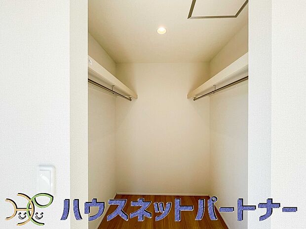 ウォークインクローゼットのメリットは、衣類の他、バッグやアクセサリーなど、身につけるものを一部屋に集めて管理できること。必要なときに見つけやすいです。