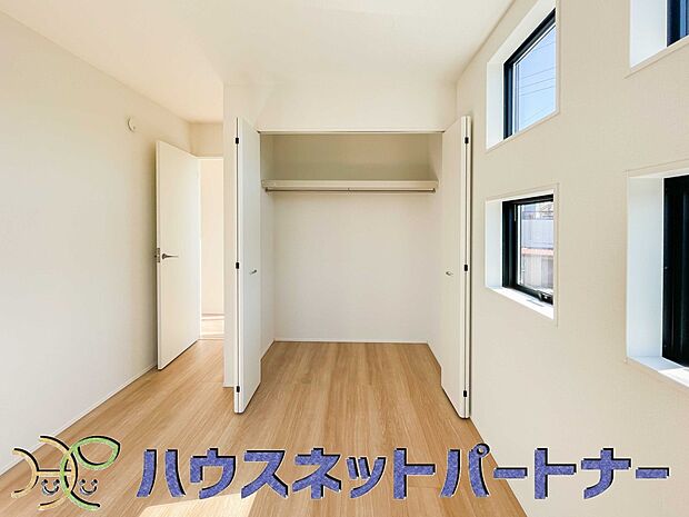 各部屋を最大限に広く使って頂ける様、全居住スペースに収納付。プライベートルームはゆったりと快適に。