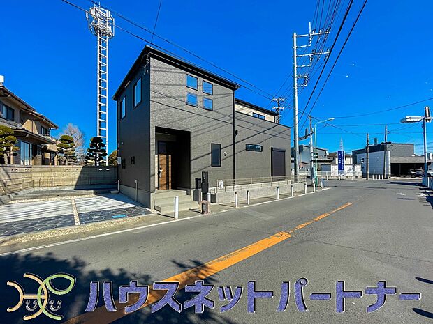 街に溶け合う美しい景観と、採光や風通しを考えて設計された間取り。近隣の視線を考え調整した窓位置など、外観だけでなく、住まうご家族の心地よさを最優先しました。