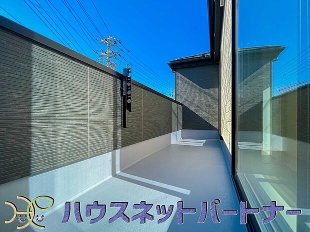 南バルコニーから差し込む陽光・通風は、住環境・快適性と共に有り続ける貴重な「財産」です。この新築戸建に住まう事で手に入れるものは、きっと日常にとっても貴重な存在となるはずです。