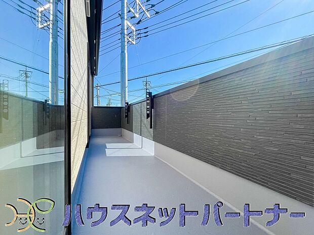 朝の澄んだ空気や、夕方に吹く清々しい風を五感で感じられるバルコニー。住まいの中で屋外にあって、本当の自然を感じられるスペースです。