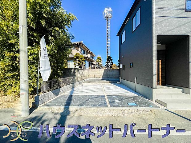 カースペース並列2台可。道路に面したカースペースが2台分あるので、縦列2台のカースペースの様に面倒な車の入替えは必要ありません。ストレスフリーなカーライフを満喫できます。