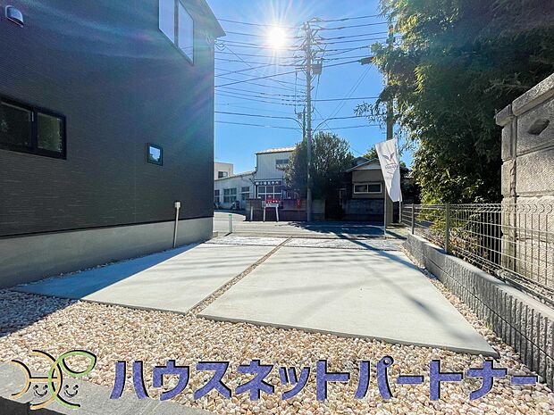 駐車場がある戸建を持つ最大のメリットは、駐車場代金を支払い続ける必要がないことです。賃貸住宅に住んでいる方が、戸建の購入を考えるきっかけに挙げることが多いようです。