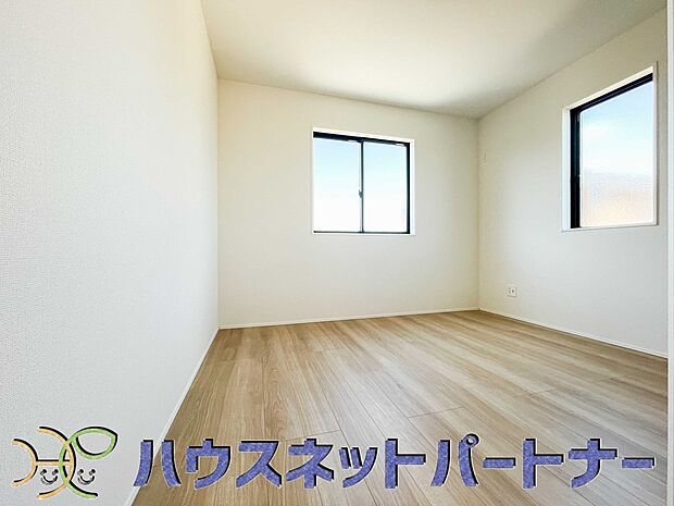 2面窓のある風通しの良いお部屋は心も体も元気にしてくれます。自分だけのお部屋作りを楽しんでみては。