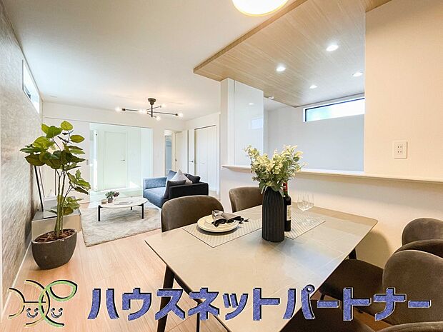 明るく開放的なダイニング。家族とのコミュニケーションが取りやすく、みんなの笑顔が溢れます