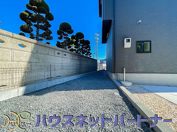 一戸建ての醍醐味は、何といっても庭があること。花や野菜を育てたり、子供と遊んだり、お客様を迎えたり…。大切なペットと過ごす心地良いスペースにもなりますね。