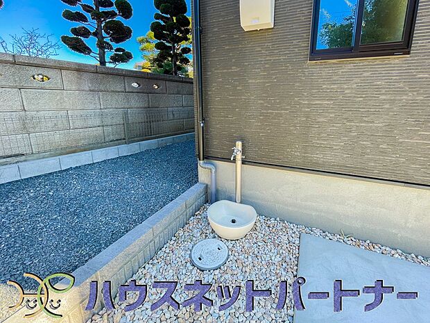 外水栓。お庭への水撒きや車の洗車、家の外壁の掃除などに利用できる、あると便利な外水栓。