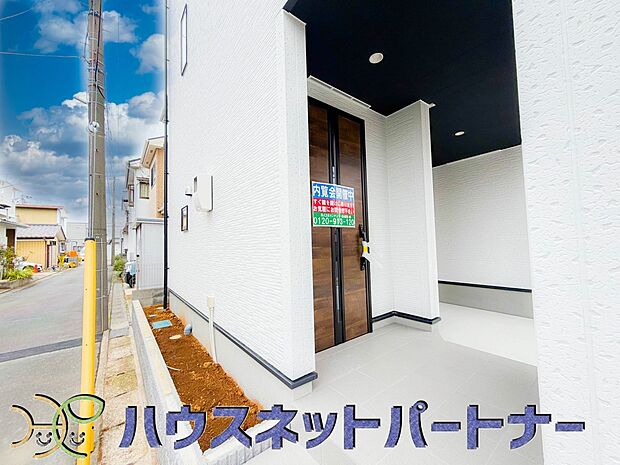 玄関前に季節のお花を置いて可愛く演出してみてはいかがですか。楽しいお家造りが待っています。