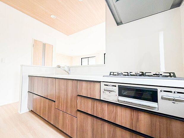 三口コンロで料理の幅を拡げてくれる使いやすいシステムキッチンを採用。洗い場も大きいので野菜や食器を洗ったりする際にも捗り、奥様の強い味方となってくれるはずです。
